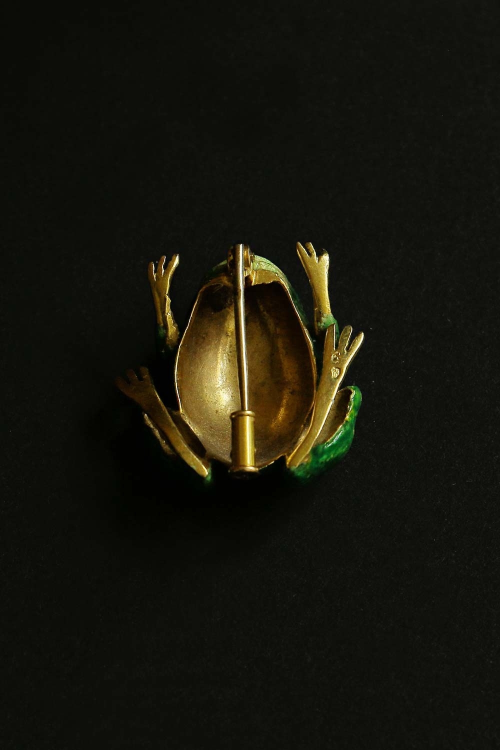 Frog brooch