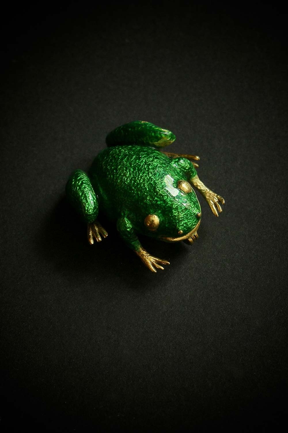 Frog brooch